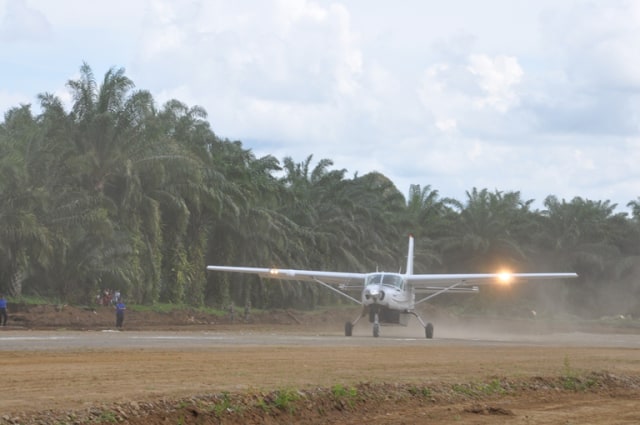 Susi Air mendarat di Bandara Pusako Nagari, Pasaman Barat, Sumatera Barat. Foto: Radio Surya