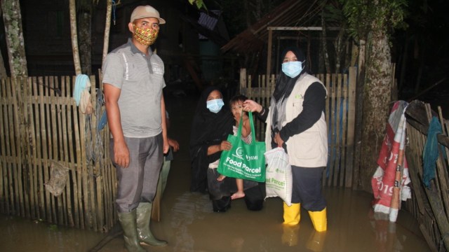 Penyerahan paket bantuan kepada warga Aceh Utara terdampak banjir dan COVID-19. Foto: Dok. YKMI