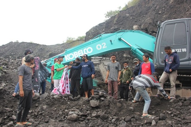 Warga Desa Kwadungan Jurang, Kecamatan Kledung, Kabupaten Temanggung, Jawa Tengah melakukan penutupan paksa penambangan pasir ilegal di lereng Gunung Sindoro, Jumat (8/1/2021). Foto: ari/Tugu Jogja.