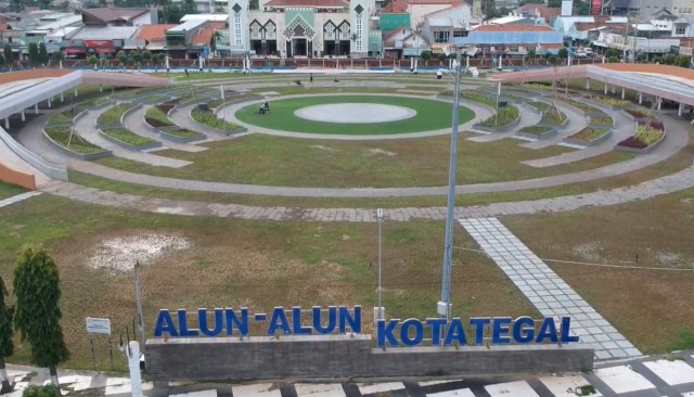 Penampakan wajah baru Alun-alun Kota Tegal dari udara. (Foto: Hanif Nur Hidayat)