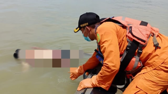 Seorang petugas SAR Merauke menemukan jenazah ABK nelayan yang dua hari dikabarkan hilang di Kali Kumb Merauke. (Dok SAR Merauke) 
