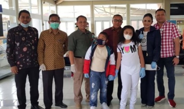 Raul Lemos dan keluarganya saat tiba di Bandara El Tari Kupang.