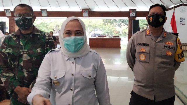 Bupati Bojonegoro, Dr Hj Anna Muawanah saat beri keterangan usai Rakor terkait kemungkinan penerapan PPKM di Kabupaten Bojonegoro. Jumat (08/01/2020) (foto: dan/beritabojonegoro)