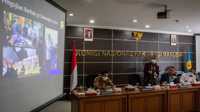 Wakil Ketua Eksternal Komnas HAM Amiruddin (ketiga kanan) menyampaikan paparan tim penyelidikan Komnas HAM atas peristiwa Karawang di Jakarta, Jumat (8/1/2021). Foto: Dhemas Reviyanto/ANTARA FOTO