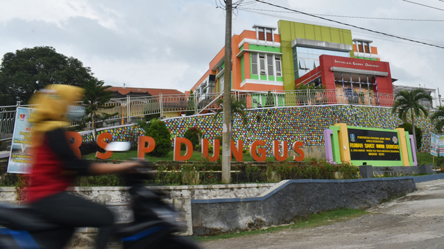 Pengendara motor melaju di depan Rumah Sakit Umum (RSU) Dungus, Kabupaten Madiun, Jawa Timur, Jumat (8/1/2021). Foto: Siswowidodo/ANTARA FOTO