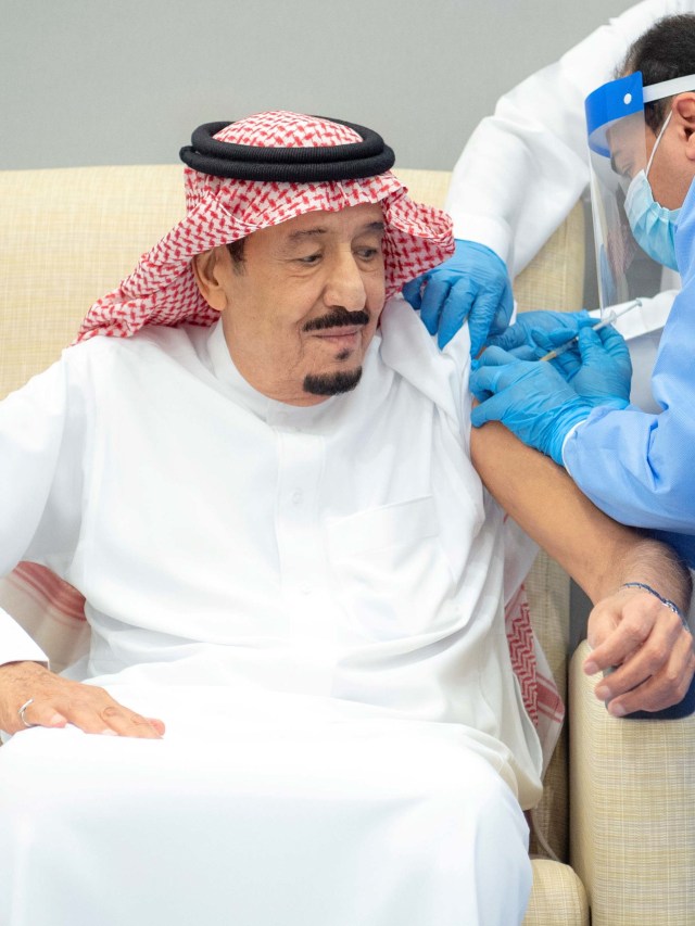 Raja Saudi Salman bin Abdulaziz mendapat dosis vaksin virus corona di Neom, Arab Saudi, Jumat (8/1/2021). Foto: Bandar Algaloud / Courtesy of Saudi Royal Court/REUTERS
