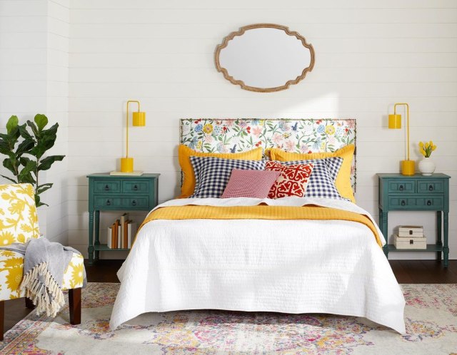 Pilihan furnitur bernuansa vintage atau jadul untuk dekorasi rumah bergaya grandmillennial. Foto: dok. Instagram/ @akd_design