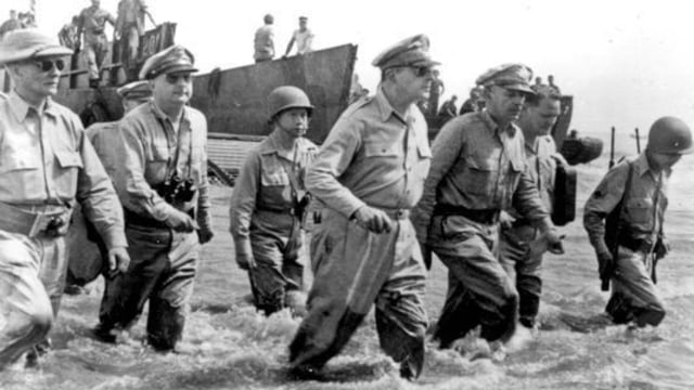 Jenderal Douglas MacArthur dan pasukannya ketika kembali ke Filipina. Dok: SOFREP.com