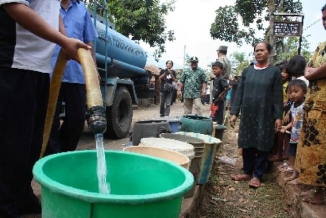 Layanan Putus, Sejumlah Pelanggan PDAM Tirta Kepri Dilayani Air Tangki (63639)