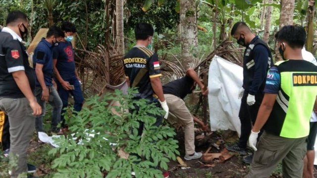 Polisi saat membongkar makam tanpa identitas yang berisi janin manusia di Rangas, Mamuju, Sulawesi Barat. Foto: Dok. Polda Sulbar