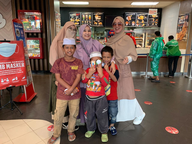 Viral cerita tiga anak bersaudara yang berjualan kerupuk di Pasar Banjarbaru diajak warganet makan di restauran. Foto: Dok. Istimewa