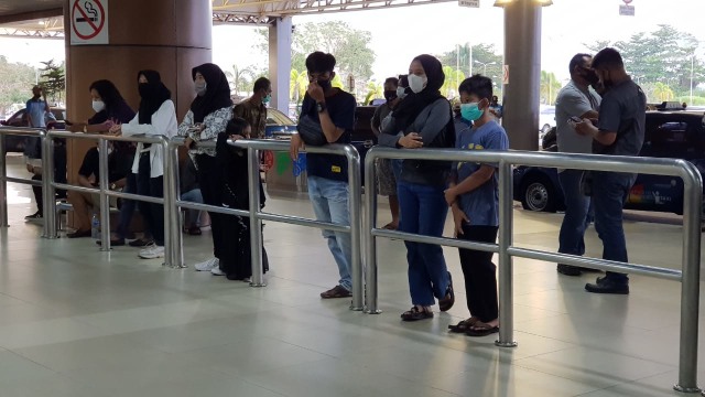 Sejumlah keluarga penumpang pesawat Sriwijaya Air Jakarta-Pontianak di Bandara Supadio Pontianak. Foto: Leo Prima/Hi!Pontianak