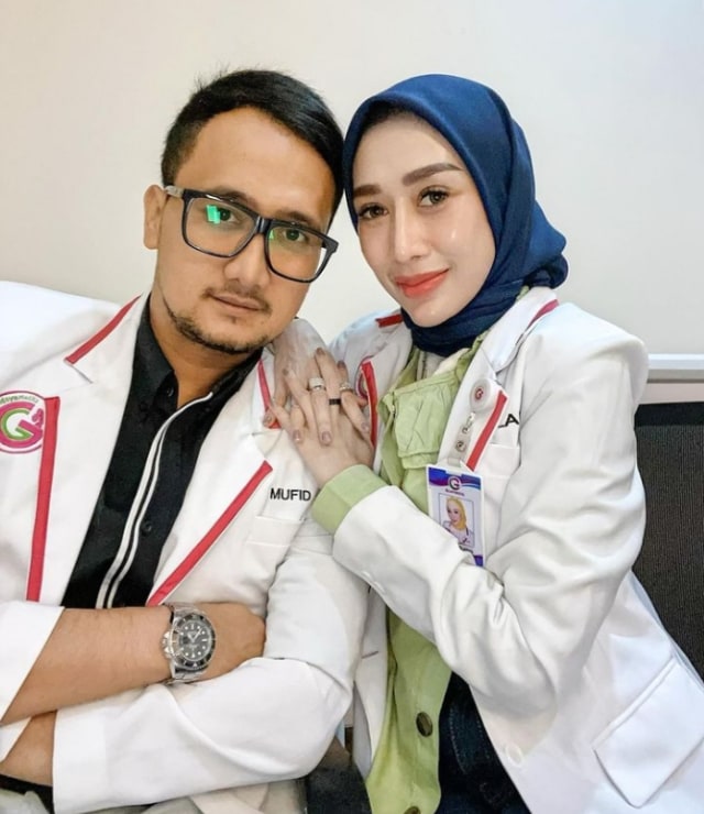 Reza Gladys dan Attaubah Mufid, pasangan dokter yang punya 25 asisten di rumahnya. Foto: Instagram @rezagladys