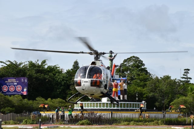 Helikopter Polda Kalteng saat mengantar vaksin Corona Sinovac ke Gunung Mas dan Murung Raya. (FOTO: Dokumen Diskominfo Kalteng).