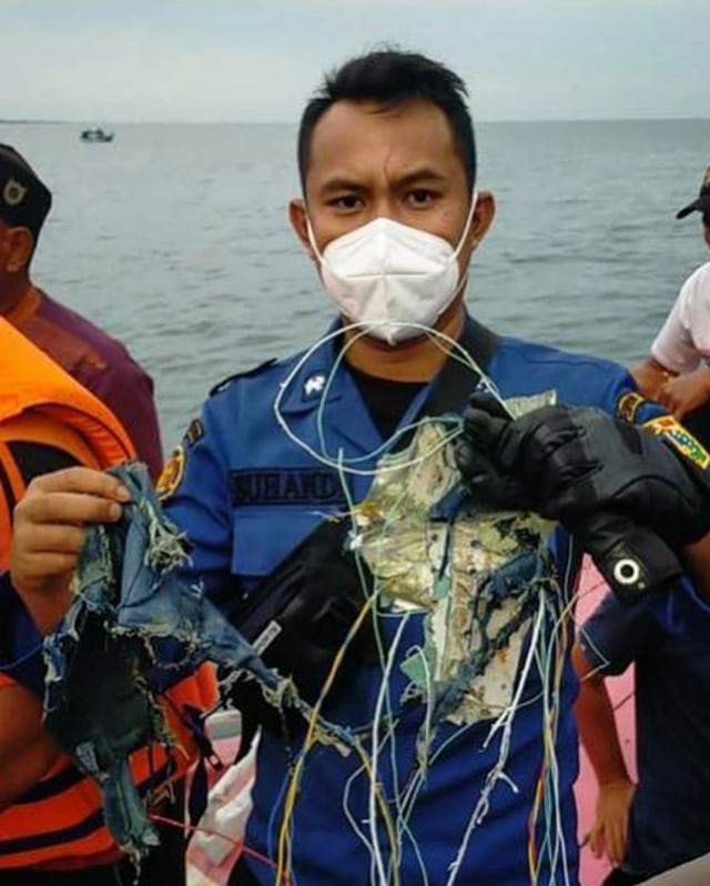 Anggota Damkar DKI bersama tim gabungan terus melakukan penyisiran dan pencarian pesawat Sriwijaya Air SJ 182 yang dinyatakan hilang kontak di wilayah Pulau Laki, Kepulauan Seribu. Foto: Instagram @humasjakfire