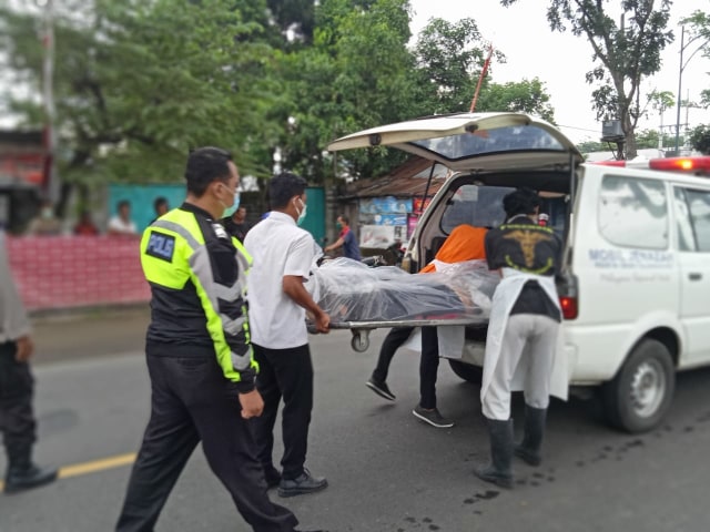 proses evakuasi korban kecelakaan