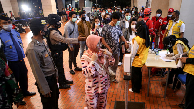 Kerabat dari penumpang pesawat Sriwijaya Air SJ182 rute Jakarta-Pontianak tiba di Posko Crisis Center Terminal 2D Bandara Soekarno-Hatta, Tangerang, Banten, Sabtu (9/1). Foto: Fauzan/ANTARA FOTO