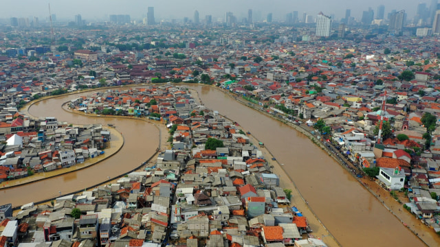 Potret udara banjir merendam kawasan Kampung Pulo di Jakarta, Kamis (2/1/2020). Foto: Nova Wahyudi/ANTARA FOTO