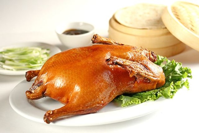 Sajian spesial bebek peking panggang khas tanah Toiongkok. Sumber: Pinterest