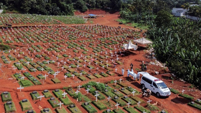 Potret udara area pemakaman yang disediakan oleh pemerintah untuk korban penyakit virus corona (COVID-19), di kompleks pemakaman Pondok Ranggon, Jakarta. Foto: Willy Kurniawan/REUTERS