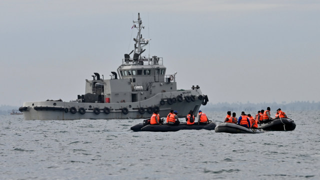 Anggota tim SAR melakukan operasi pencarian pesawat Sriwijaya SJ 182 di laut dekat pulau Lancang, Kepulauan Seribu, Jakarta, Minggu (10/1). Foto: Adek Berry/AFP