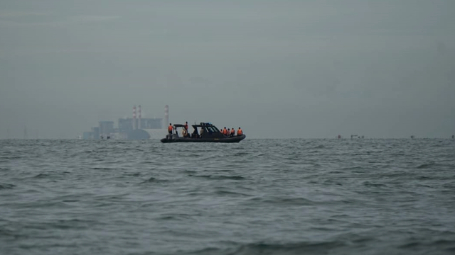 Anggota tim SAR melakukan operasi pencarian pesawat Sriwijaya Air SJ 182 di laut dekat pulau Lancang, Kepulauan Seribu, Jakarta, Minggu (10/1). Foto: Iqbal Firdaus/kumparan