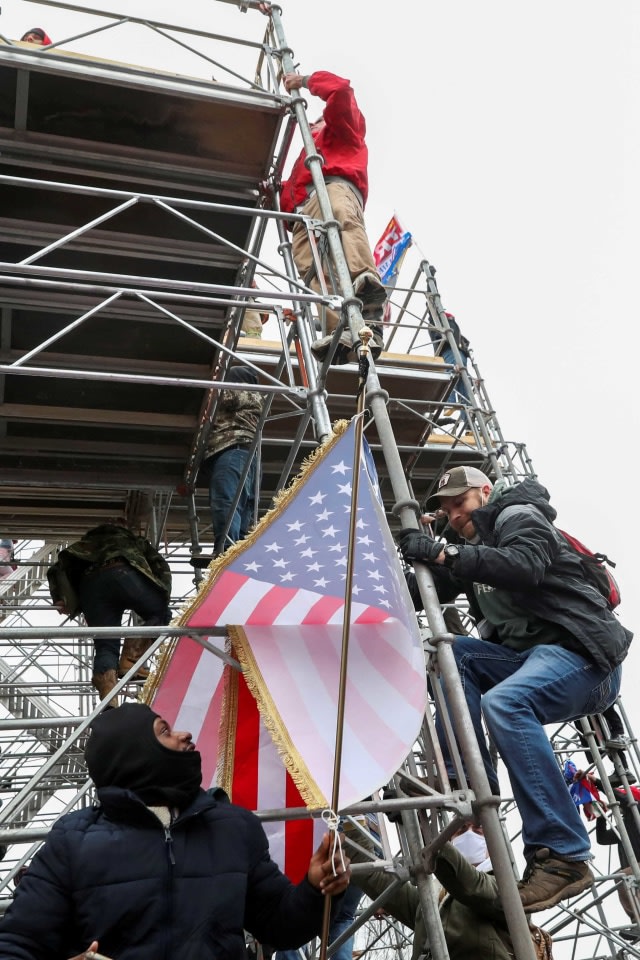 Pendukung Presiden AS Donald Trump protes di depan Gedung Capitol AS di Washington, Amerika Serikat. Foto: Leah Millis/Reuters