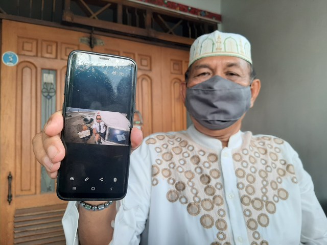 Sumarzen Marzuki, ayah Fadly Satrianto Co-Pilot NAM Air yang ikut dalam penerbangan Pesawat Sriwijaya Air nomor SJY-182 tujuan Jakarta-Pontianak. Foto-foto: Amanah Nur Asiah/Basra