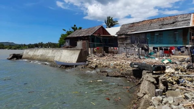 Abrasi air laut mengikis permukiman warga di pesisir pantai di Dusun Ga'de, Polewali Mandar, Sulawesi Barat. Foto: Dok. Humas Pemprov Sulbar