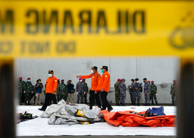 Anggota Basarnas mengumpulkan bagian pesawat Sriwijaya Air penerbangan SJ182 yang jatuh ke laut, di pelabuhan Jakarta International Container Terminal (JICT). Foto: Ajeng Dinar Ulfiana/Reuters