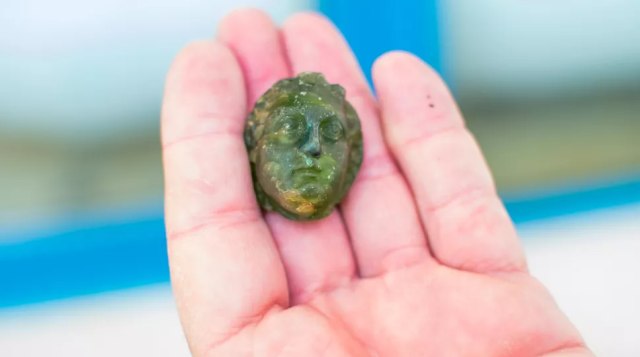 Artefak kuno batu berbentuk wajah manusia hasil dari penggerebekan pihak keamanan Israel.  Foto: Yoli Schwartz/Israel Antiquities Authority