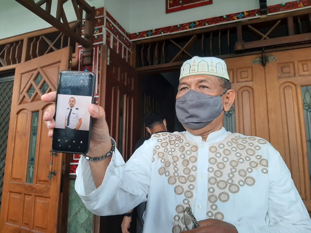 Sumarzen Marzuki, ayah Fadly Satrianto Co-Pilot NAM Air yang ikut dalam penerbangan Pesawat Sriwijaya Air nomor SJY-182 tujuan Jakarta-Pontianak. Foto-foto: Amanah Nur Asiah/Basra