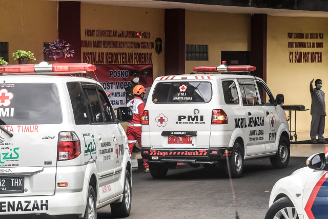 Kendaraan PMI yang membawa masuk kantong jenazah korban kecelakaan pesawat Sriwijaya Air tiba di depan Posko CT Scan Post Mortem, RS Polri Kramat Jati, Jakarta. Foto: Muhammad Adimaja/Antara Foto