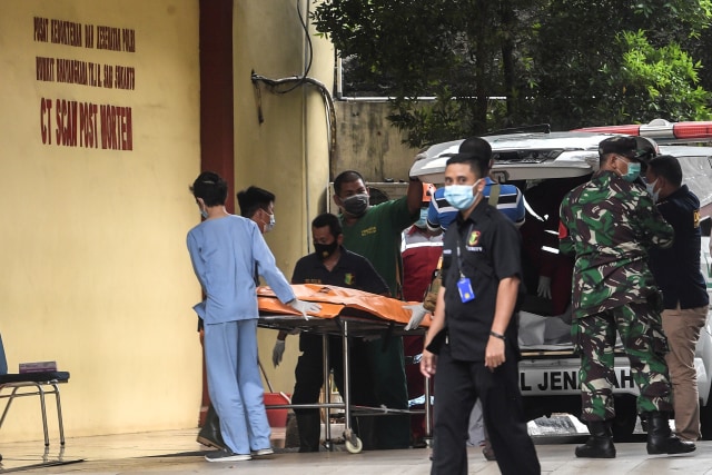 Rumah Sakit (RS) Polri Kramat Jati menerima kantong jenazah ke dalam Posko CT Scan Post Mortem, RS Polri Kramat Jati. Foto: Muhammad Adimaja/Antara Foto