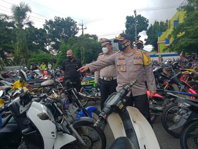 Kapolres Malang AKBP Hendri Umar mengecek hasil operasi yustisi. Foto: Rizal