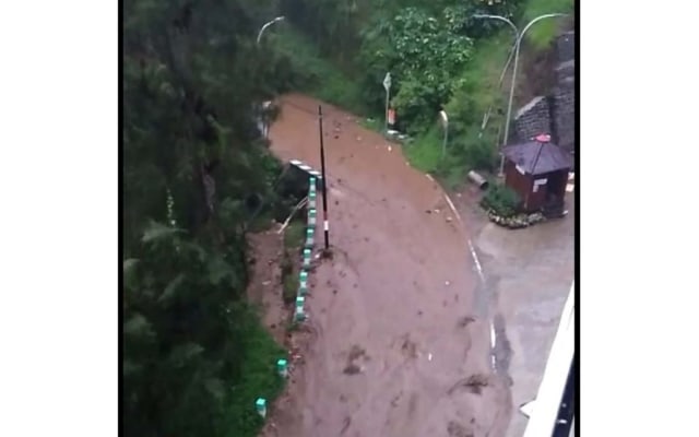 Hujan di Pasuruan, Jalur Menuju Bromo Tertutup Lumpur dan Longsor