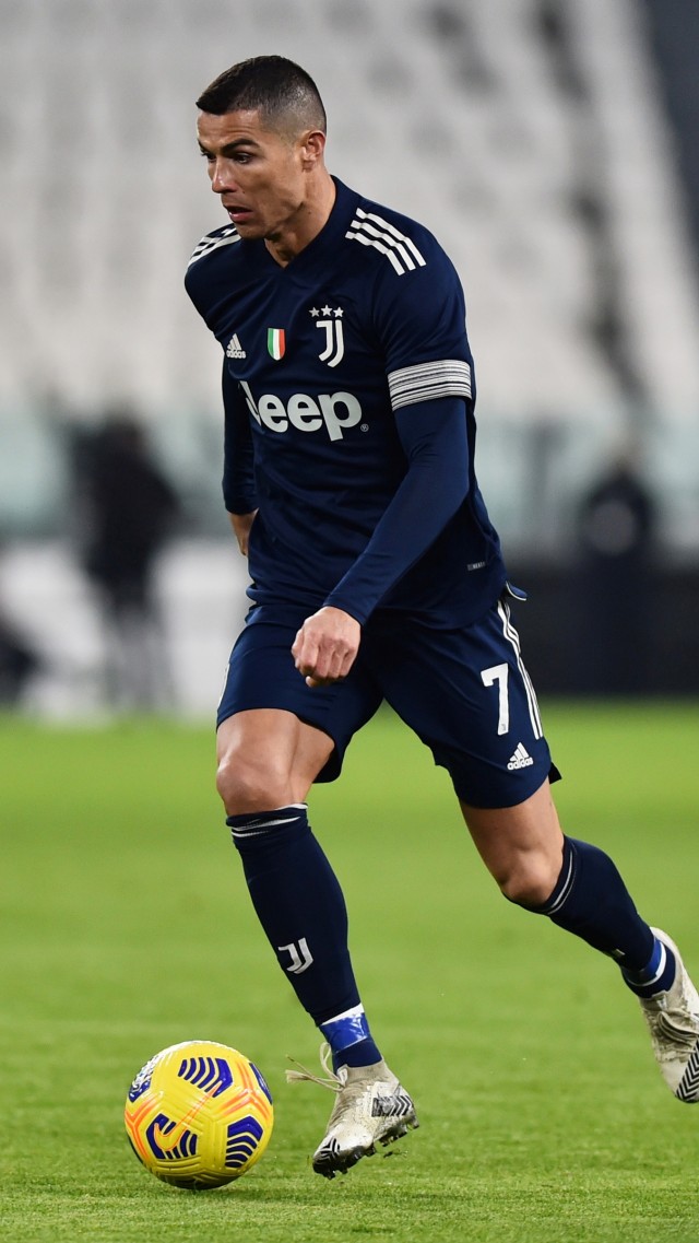 Pemain Juventus Cristiano Ronaldo menggiring bola saat pertandingan melawan U.S. Sassuolo di Allianz Stadium, Turin, Italia, Minggu (10/1). Foto: Massimo Pinca/REUTERS