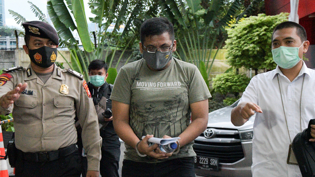 Ferdy Yuman tiba di gedung KPK untuk menjalani pemeriksaan, di Jakarta, Minggu (10/1). Foto: Fakhri Hermansyah/ANTARA FOTO