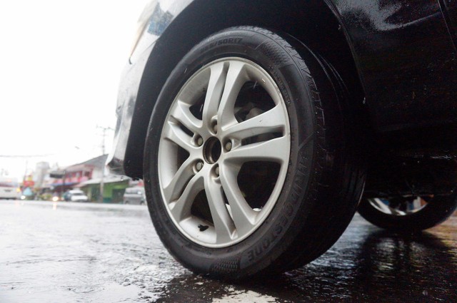 Penggunaan ban yang tepat bisa membantu mengurangi resiko celaka saat berkendara saat hujan