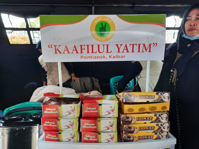 Komunitas Kaafilul Yatim membuka posko konsumsi di crisis centre Bandara Supadio Pontianak. Foto: Siti Anissa/Hi!Pontianak