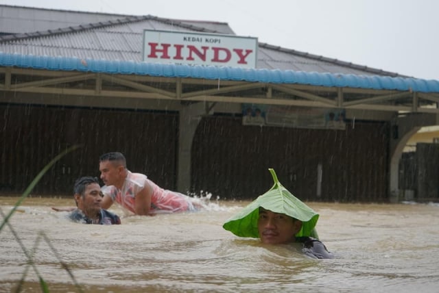 Masyarakat di Bintan saat banjir. Foto: Istimewa