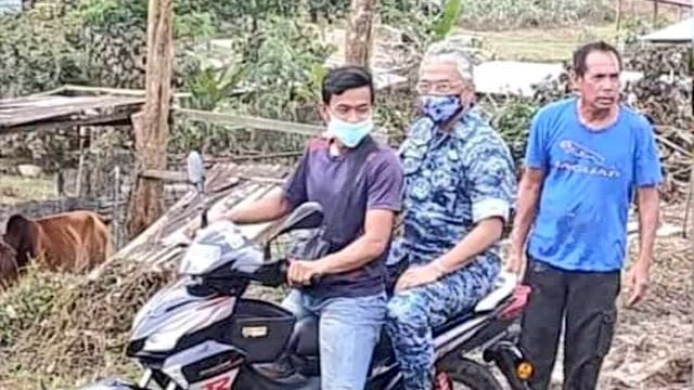 Viral Raja Malaysia Blusukan Naik Motor Bebek Kunjungi Korban Banjir (77607)