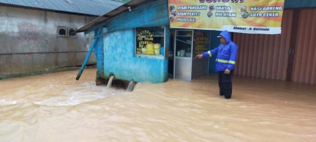 Banjir melanda sejumlah lokasi di Kabupaten Bintan, salah satunya kelurahan Sei Lekop. (Foto: Ary/Batamnews)