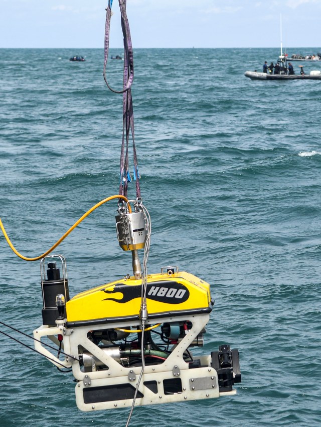 Robot bawah laut atau 'Remotely Operated Vehicle (ROV)' diturunkan dari KRI Rigel-933 untuk melakukan pencarian korban dan puing dari pesawat Sriwijaya Air SJ 182 yang jatuh di perairan Kepulauan Seribu, Jakarta, Senin (11/1). Foto: M Risyal Hidayat/ANTARA FOTO