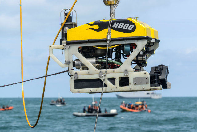 Robot bawah laut atau 'Remotely Operated Vehicle (ROV)' diturunkan dari KRI Rigel-933 untuk melakukan pencarian korban dan puing dari pesawat Sriwijaya Air SJ 182 yang jatuh di perairan Kepulauan Seribu, Jakarta, Senin (11/1).  Foto: M Risyal Hidayat/ANTARA FOTO