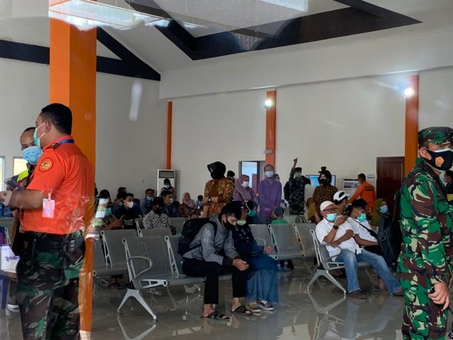Keluarga penumpang berada di Posko Ante Mortem Bandara Supadio Pontianak. Foto: Teri/Hi!Pontianak