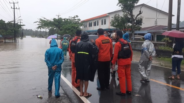 Tim SAR Gabungan Tanjungpinang membantu evakuasi warga melewati banjir. Foto: Dok SAR Tanjungpinang