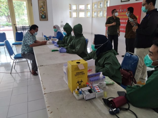 Kegiatan donor plasma konvalese di RSLI Surabaya.