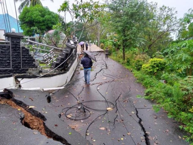 Jalan Hasanudin, Tanjungpinang amblas. (Foto: Afriadi/Batamnews)