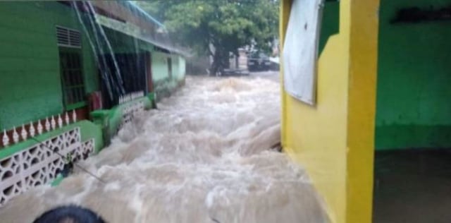 Banjir di Tambelan. (ist/Batamnews) 
